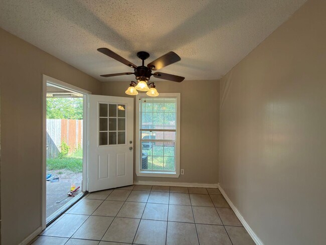Building Photo - 358 Valley Park Dr