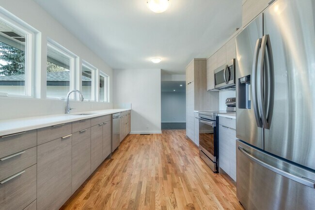 Building Photo - Beautifully Redesigned Home in Quiet Neighborhood