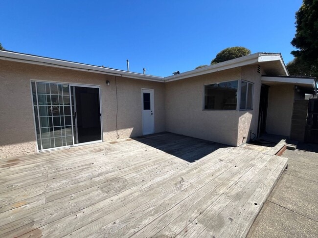 Building Photo - 215 S D St