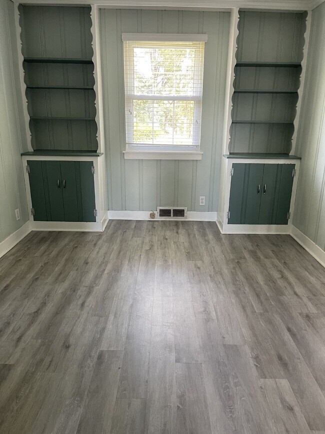 Building Photo - "Charming 3-Bed, 2-Bath Home- Fenced in Ya...