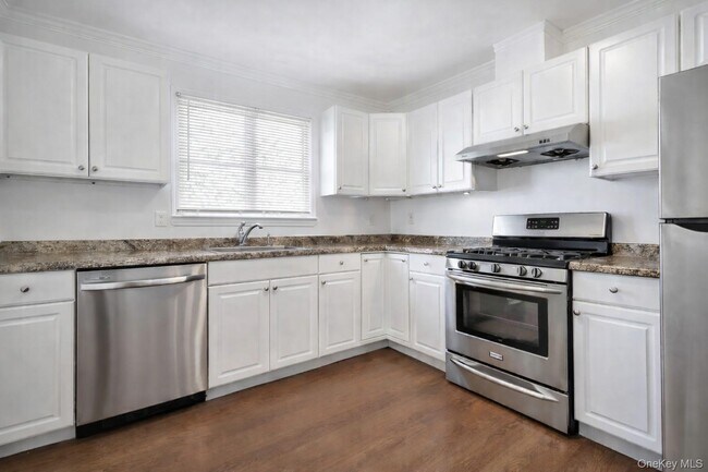 Building Photo - 82A 5th Ave