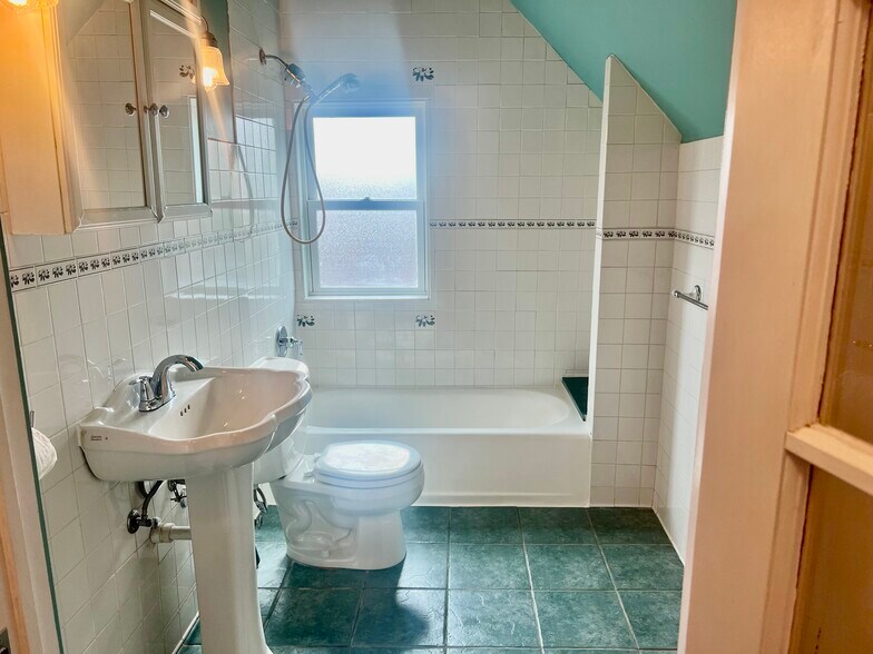 Building Photo - 4124 W Pine Blvd