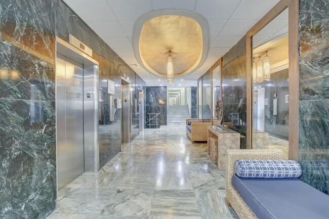 Building Photo - 500 Bayview Dr