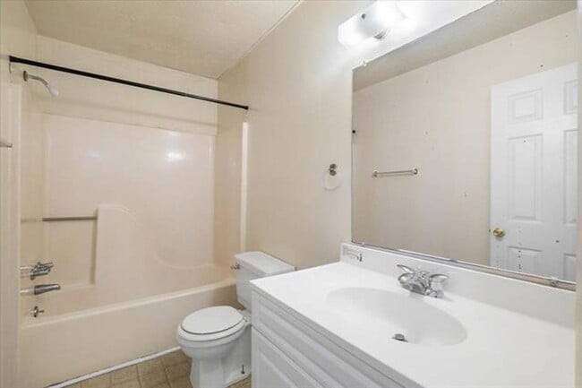Building Photo - 4 Bed/2.5 Bath Townhome Near VT