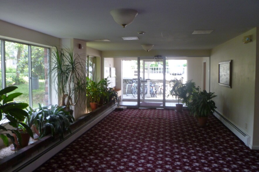 Building Photo - 73 Charlesbank Rd
