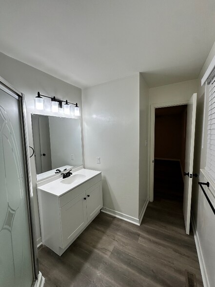 Building Photo - 508 Crown Crescent