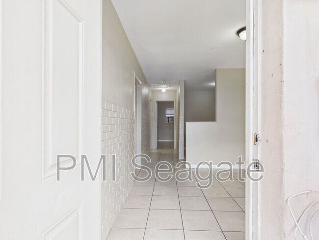 Building Photo - 2711 NW 1st St