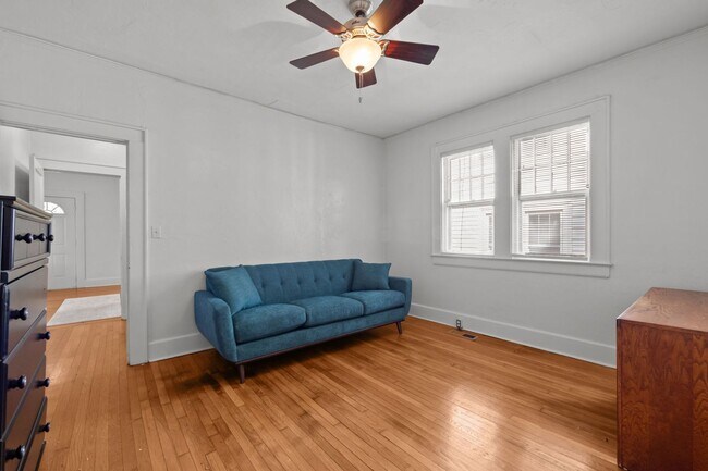 Building Photo - Spacious 5-Bed Home with Front Porch, Deck...