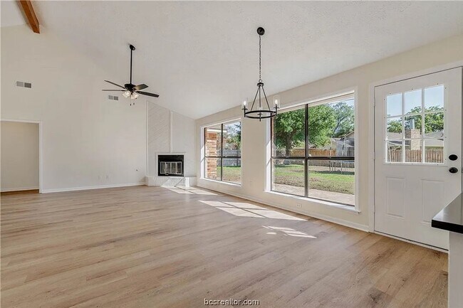 Building Photo - Take a look at this 3 bedroom 2 bath home