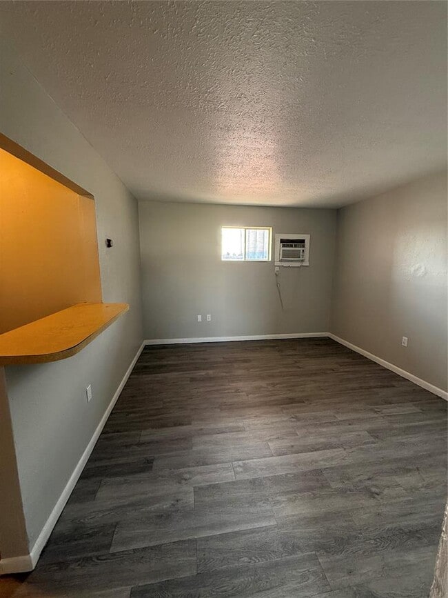 Building Photo - 1020 S Rock Island Ave