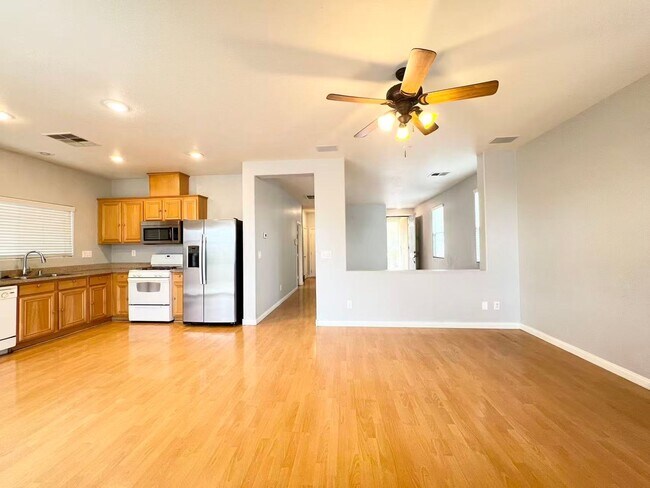 Building Photo - Nice 2 story house