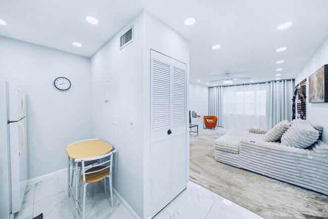 Building Photo - 129 Lake Carol Dr