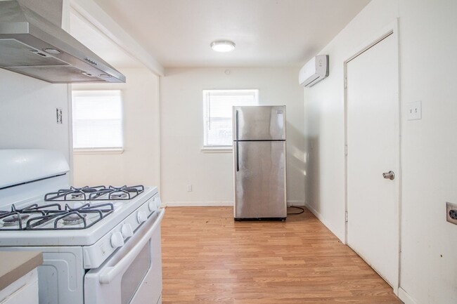 Building Photo - Great 3 Bedroom 1 Bathroom House