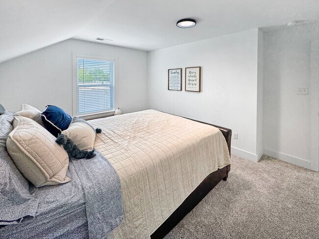 Building Photo - Newer Construction Meets Historic Cooper Young Charm • 5bd / 3ba