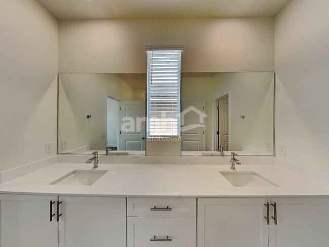 Building Photo - 505 Silverbell Fls Pl