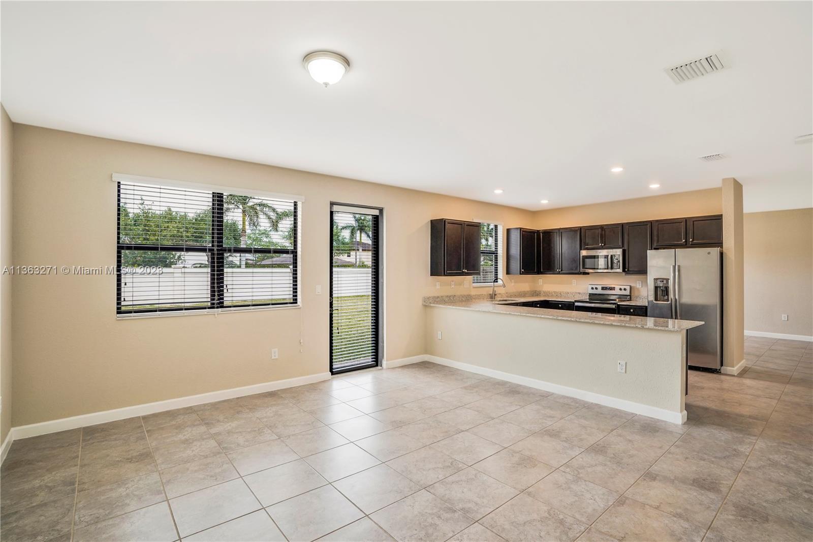 Building Photo - 2637 SE 1st St