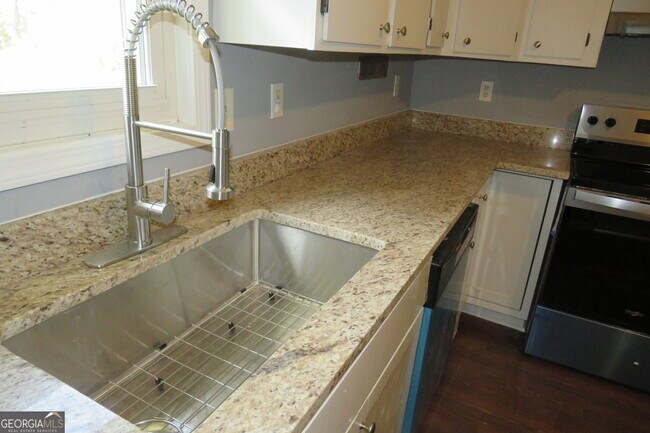 Building Photo - 1105 Hampton Rd