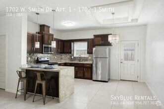 Building Photo - 1702 W Smith Dr