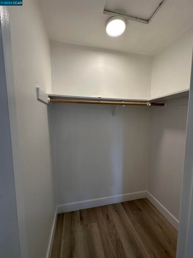 Building Photo - 1700 Siskiyou Dr