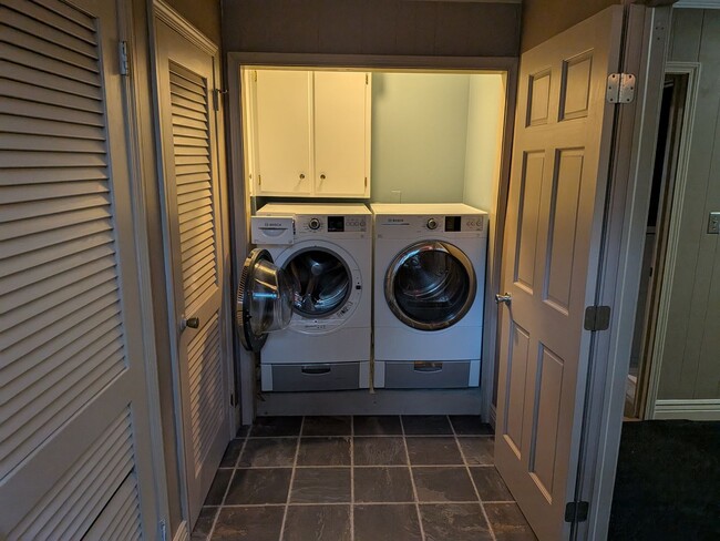 Building Photo - Gorgeous 4 Bed, 3 Bed House for Rent in Me...