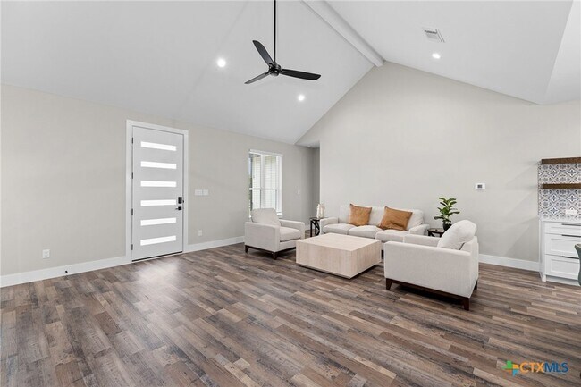 Building Photo - 2204 Magnolia Dr