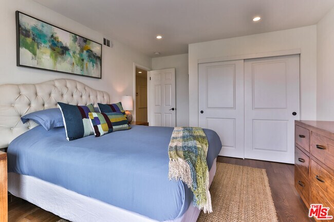 Building Photo - 218 Montreal St