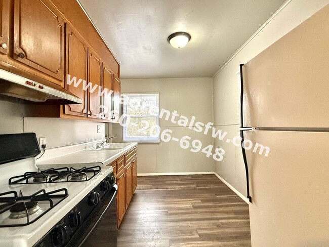 Building Photo - 3 Bedroom House