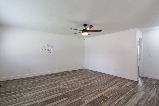 Building Photo - 3 Bedrooms, 1.5 Baths in Kennewick