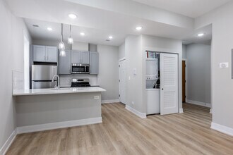 Building Photo - 437 W Belden Ave