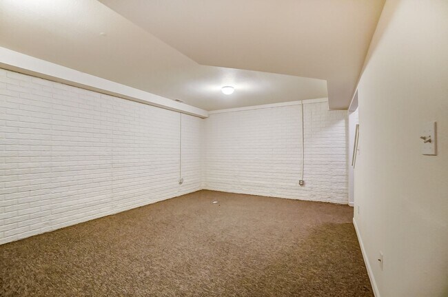 Building Photo - 3704 Willow Run Dr