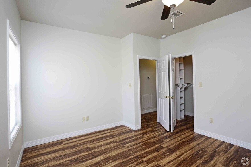 Building Photo - 621 Fieldstone Ln