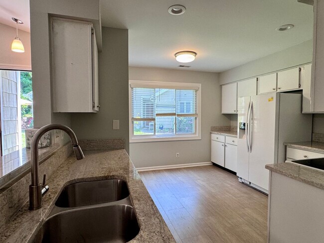 Building Photo - Desirable End Unit Townhome in Five Oaks!