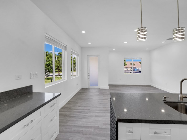 Building Photo - 760 SW 10th St