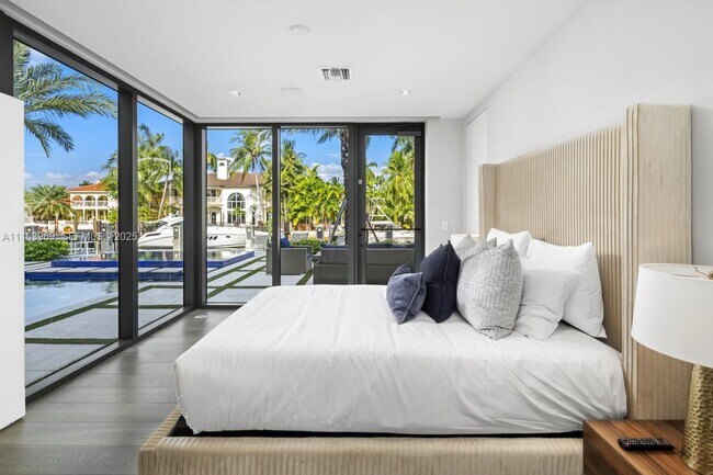 Building Photo - 440 Mola Ave