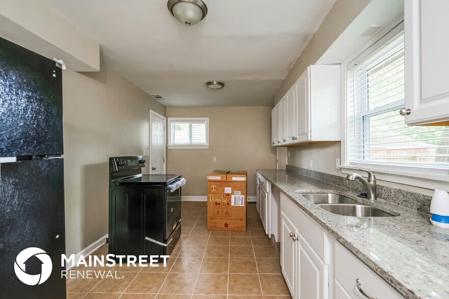 Building Photo - 2215 Cavalier Dr