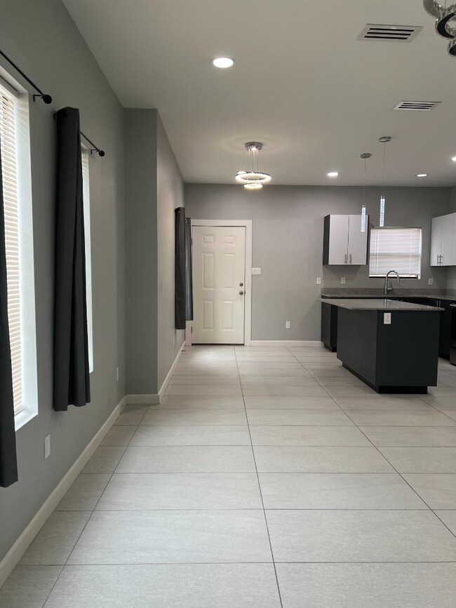 Building Photo - 2022 Summerland Ln