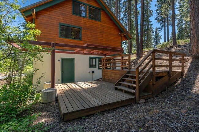 Building Photo - Remodeled Mountain Style Home