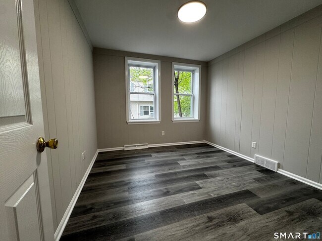 Building Photo - 45-51-51 Cowles St