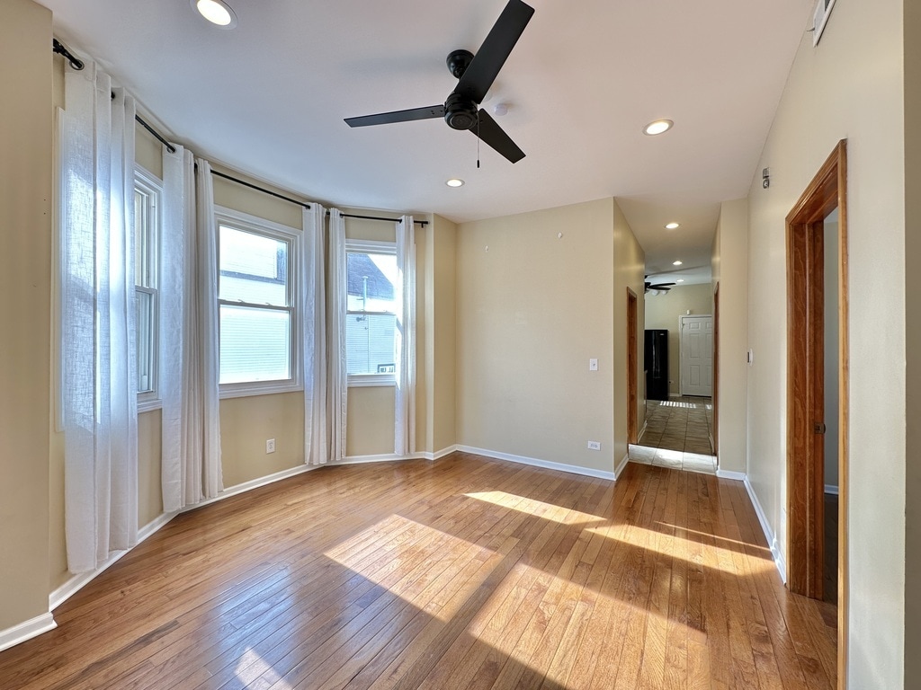 Building Photo - 2028 N Hamlin Ave