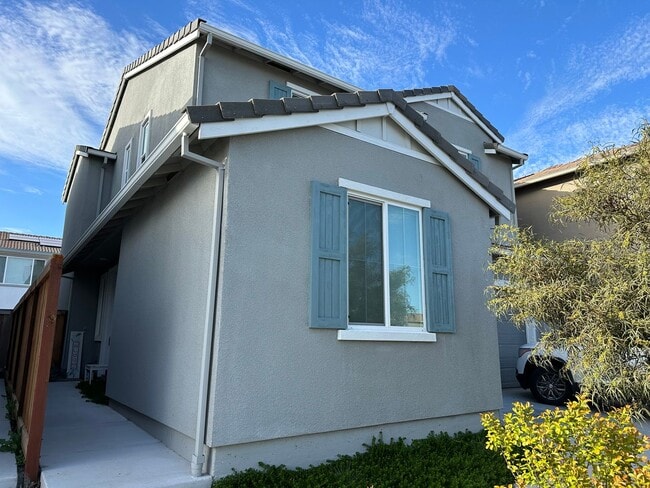 Building Photo - PET FRIENDLY