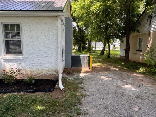 Building Photo - 3 Bedroom 1 Bath House in Columbia!: 50% OFF FIRST FULL MONTH'S RENT!