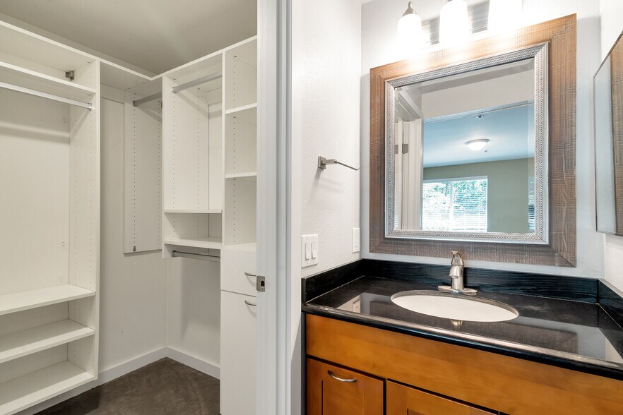 Walk-in Closet - 19404 Bothell Way NE