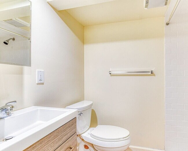 Building Photo - 3-Bed, 3-Bath in New Brunswick – Your Perfect Retreat!"