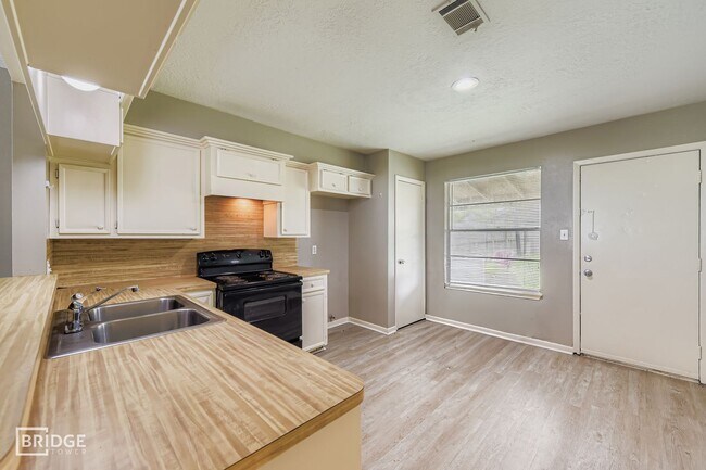 Building Photo - 1611 Hazelwood St