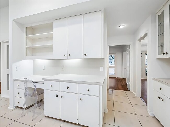 Building Photo - 4040 Overbrook Ln