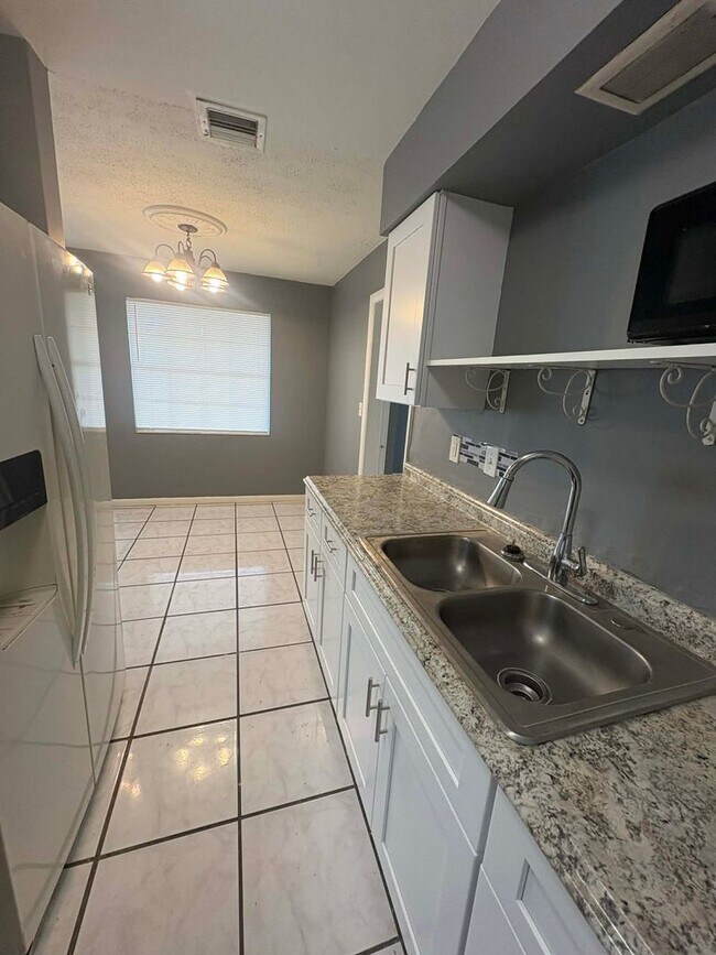 Building Photo - 4 bedroom Single-Family Home Available for Move-In NOW