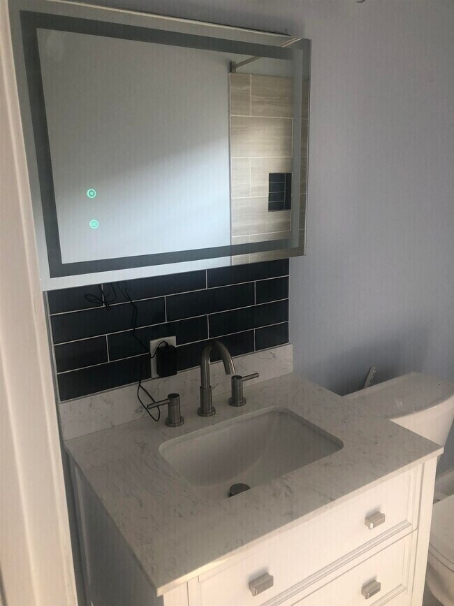 Building Photo - 3BR/2BA house with gas range + vented hood in Midtown.