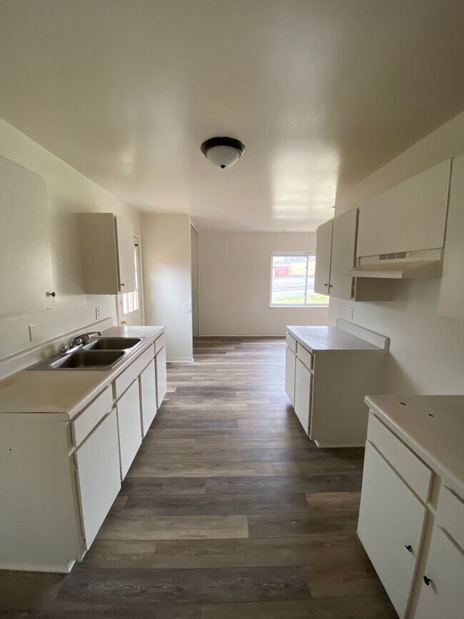 Building Photo - 3/1 in Shelby, NC close to Hwy 74 and uptown Shelby