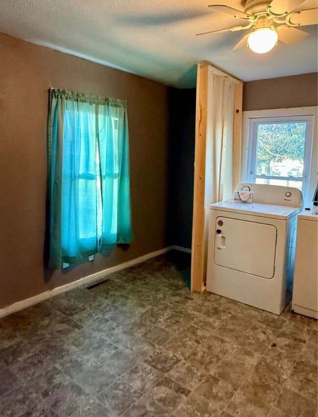 Building Photo - 2 Bedroom in Bloomfield