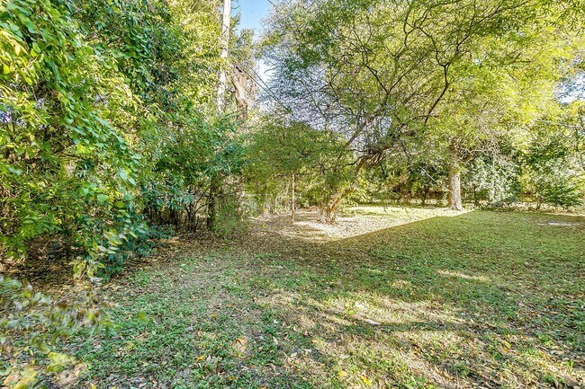 Building Photo - Ready for New Tenants- 2 bedroom 1 bath with an Additional Flex Room  Minutes from TCU- 76109
